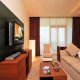 غرفة معيشة  فندق راديسون بلو ريزيدنس مارينا - دبي | هوتيلز عربي