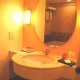 حمام الغرف  فندق هاريس تبت - جاكرتا | هوتيلز عربي